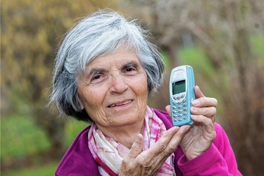 Vorwurf der Altersdiskriminierung: Neues Deutschlandticket grenzt Senioren aus - Hella Schmidt (80) aus Plauen hat ein Handy, aber kein Smartphone und keinen Internet-Zugang. Damit kann sie das 49-Euro-Ticket nicht kaufen. Betroffene und Interessenvertreter sehen darin Altersdiskriminierung.