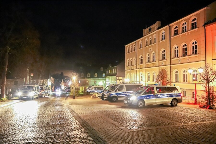 Vorwurf: Zwönitzer mit Nazi-Symbol bei Coronademo - Aufgrund der Corona-Proteste war die Polizei vergangenes Jahr regelmäßig in Zwönitz. 
