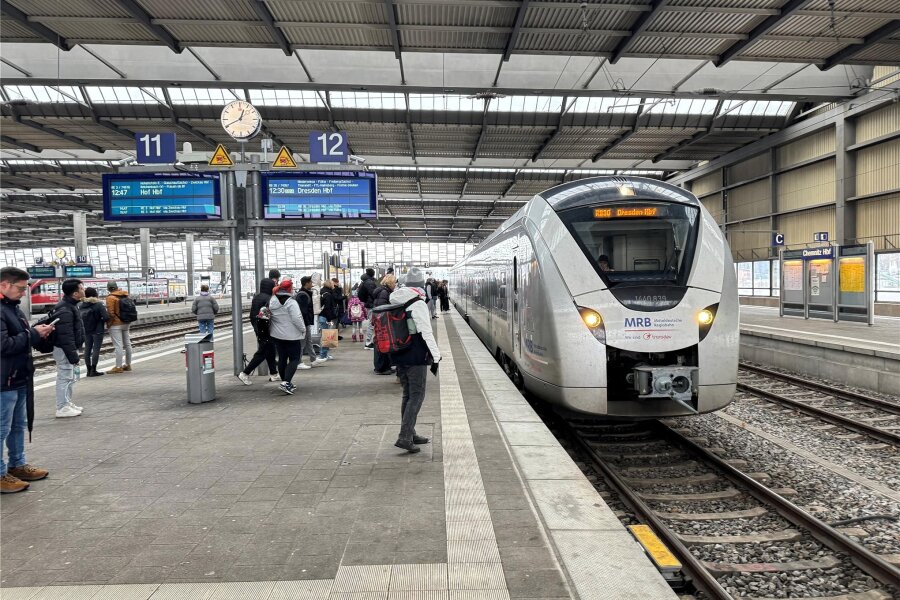 Vorzeitiges Streikende bei der Mitteldeutschen Regiobahn: Wie Reisende am Chemnitzer Hauptbahnhof reagierten - Der erste Zug nach Dresden wird am Bahnsteig 12 bereitgestellt.