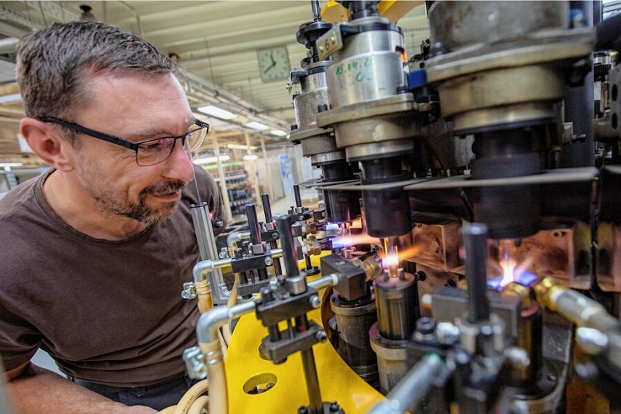 Gasintensiv ist die Herstellung der Leuchtkörper. An der Kolbenformmaschine werden die Glaskolben geformt. Im Bild Anlagenfahrer Marcel Silbermann, der seit 1995 im Unternehmen arbeitet. 