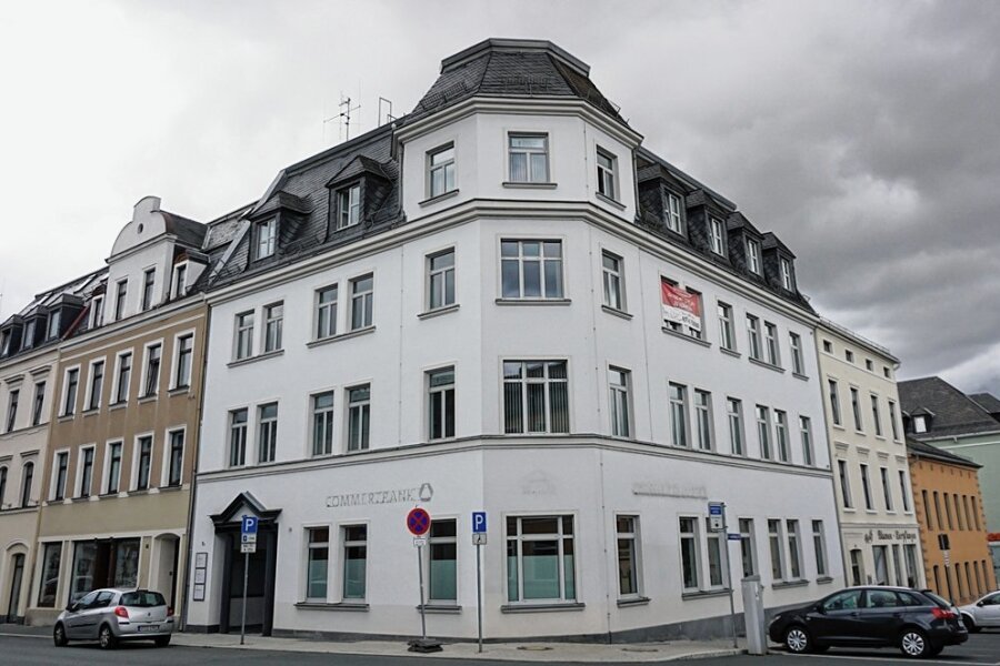 Repräsentativer Standort: Die VR Bank in Oelsnitz zieht von der Schmidtstraße in das ehemalige Gebäude der Commerzbank an die Dr.-Friedrichs-Straße (im Bild) um.