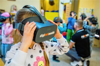 VR-Brille verschafft Kindern in Bad Schlema Blick in die virtuelle Realität -  Wanda aus der "Bewegungskita" an der Bergstraße in Bad Schlema mit der VR-Brille.