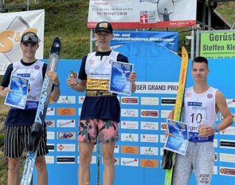 VSC-Athlet landet weitesten Sprung - Johann Unger (Mitte), Florian Schultz (links) und Luis Laukner (rechts) bildeten die Top-3 in der Junioren-Wertung der Wasserskisprung-WM in Klingenthal 2023.