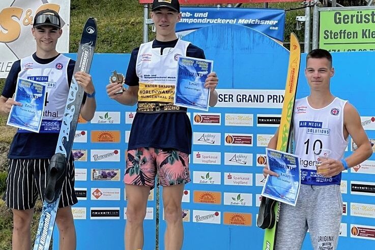 VSC-Athlet landet weitesten Sprung - Johann Unger (Mitte), Florian Schultz (links) und Luis Laukner (rechts) bildeten die Top-3 in der Junioren-Wertung der Wasserskisprung-WM in Klingenthal 2023.