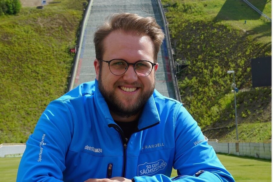 Florian Müller aus Hammerbrücke, der neue Pressesprecher des VSC Klingenthal, in der Vogtland-Arena.