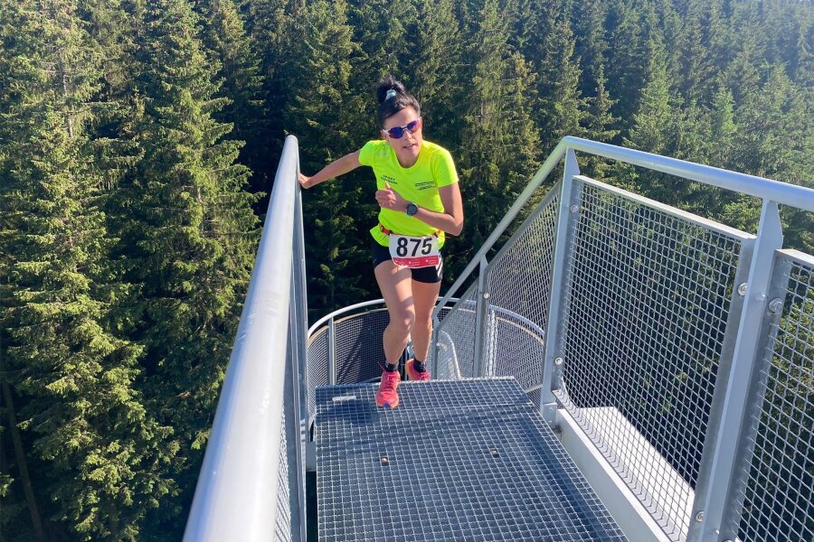 VSC Klingenthal lädt zum Treppenlauf auf die Schanze - Die Vorjahres-Siegerin Susann Weigert bei der Zielankunft an der Kapsel. Foto: VSC Klingenthal/Konstanze Schneider