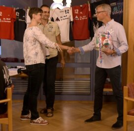 VSV Eintracht feiert 25 Jahre - Anja Zeißig (links) und Jonas Lange (dahinter) vom Kreisverband Volleyball überreichen Mirko Günter hier anlässlich des Jubiläums Präsente. 