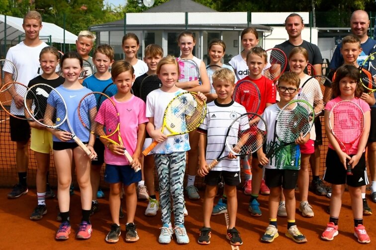 VTC-Sommercamp bringt 17 Kinder ans Tennisnetz -  Insgesamt 17 Jungen und Mädchen haben am Sommercamp teilgenommen und von Montag bis Freitag bei sommerlichen Temperaturen den Schläger geschwungen. 