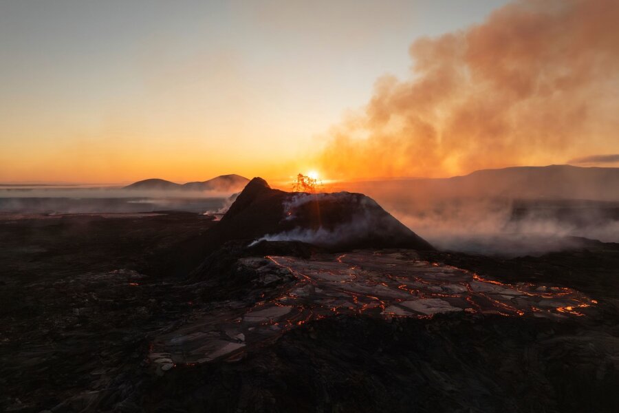 Vulkanausbrüche auf Island könnten noch Jahrzehnte dauern - Die Sonne geht über dem aktiven Krater eines  Vulkans bei Grindavik auf Island auf.