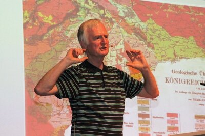 Vulkanische Eruptionen: Wie hoch ist das Risiko im Vogtland? - Wissenschaftler Horst Kämpf bei seinem Vortrag am Montagabend im Kurhaus von Bad Elster. 