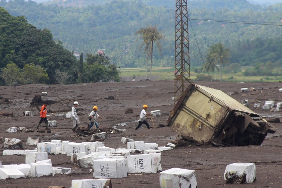 Vulkanische Schlammströme auf Sumatra: Zahl der Toten steigt - Rettungskräfte suchen nach Opfern nach einer Sturzflut in Tanah Datar.
