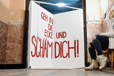 Vulva-Ausstellung in Chemnitz: Wer will schon anderen in den Schritt schauen? - Das Motto der fünftägigen Vulvaaustellung im Weltecho: "Geh in die Ecke und Schäm dich" - "Nicht!". 