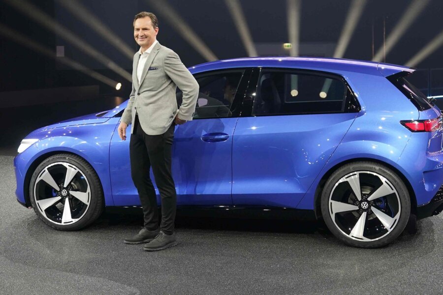 VW baut 20.000-Euro-Stromer ab 2027 in eigenem Werk - VW-Vorstandsvorsitzender Thomas Schäfer mit der im März 2023 vorgestellten Elektro-Kleinwagen-Studie ID.2all. 2027 soll ein noch kleinerer ID.1 folgen.