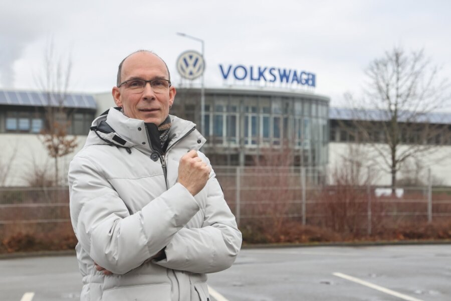 René Utoff (50) ist seit 2004 Vorsitzender des Betriebsrats im Volkswagen-Motorenwerk Chemnitz. Der gelernte Maschinenbauer und Industriemechaniker arbeitet seit 25 Jahren bei Volkswagen. Privat fährt der gebürtige Burgstädter einen VW Golf VII - und auch er wartet auf ein neues Auto. 