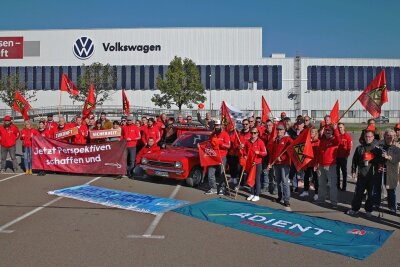 VW-Betriebsratswahl in Zwickau: Firmenspitze erleichtert über Ergebnis - IG-Metall-Mitglieder bei einer Aktion im VW-Werk im vergangenen Jahr. Die Gewerkschaft geht gestärkt aus Betriebsratswahl hervor. 
