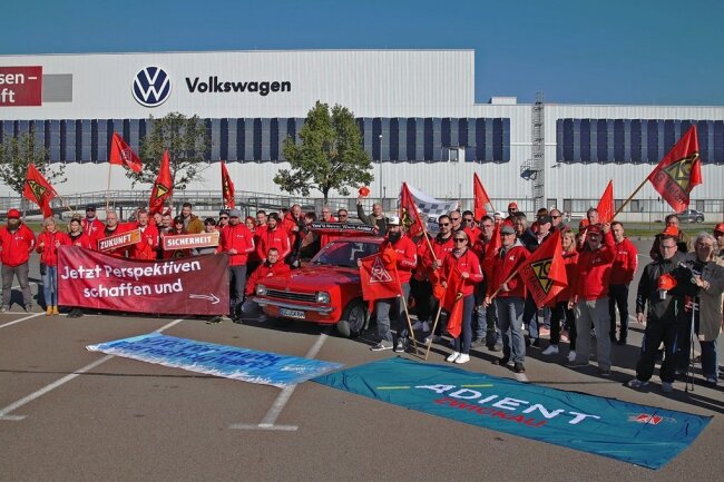 IG-Metall-Mitglieder bei einer Aktion im VW-Werk im vergangenen Jahr. Die Gewerkschaft geht gestärkt aus Betriebsratswahl hervor. 