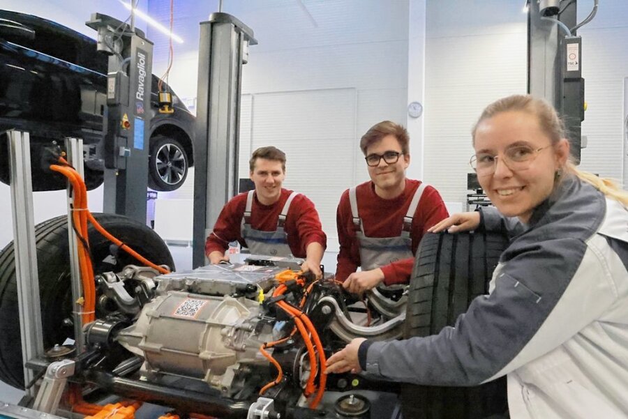 VW-Bildungsinstitut in Zwickau rückt immer weiter weg vom Autoschlosser - Ausbilderin Grit Bröer sowie die Azubis Leon Salomon und Maximilian Mothes (von rechts) haben nun mehr Platz zum Lernen, und sie gehen gemeinsam neue Themen an. 