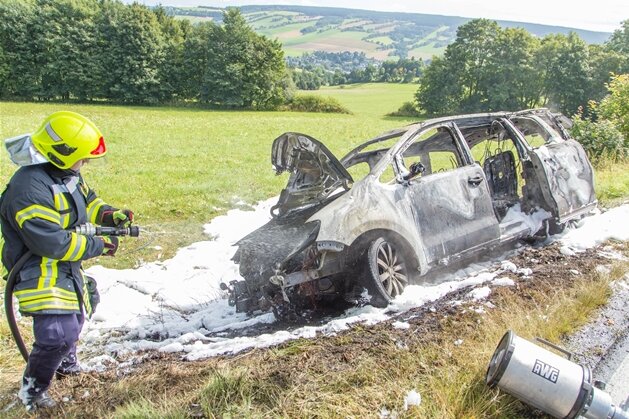 VW brennt nach Unfall komplett aus - 