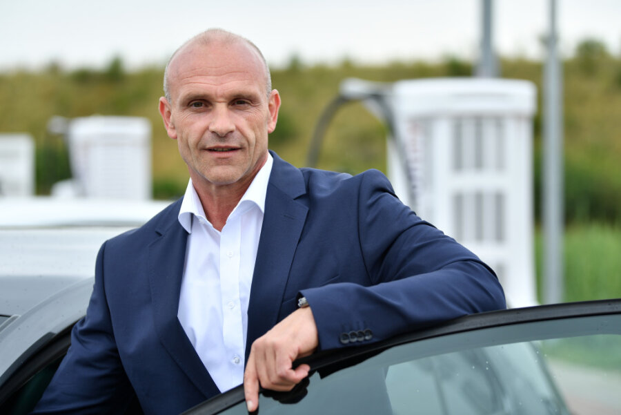 Thomas Ulbrich, VW-Vorstand für E-Mobilität, steht bei der Inbetriebnahme eines Ionity E-Superschnell-Ladeparks an einem VW e-Golf. Der Elektroauto-Vorstand der Kernmarke VW Pkw, Thomas Ulbrich, verlässt den Autobauer.