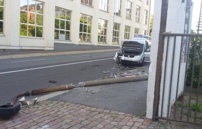 VW fährt Laternenmast auf der Reichsstraße um - 