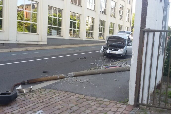 VW fährt Laternenmast auf der Reichsstraße um - 