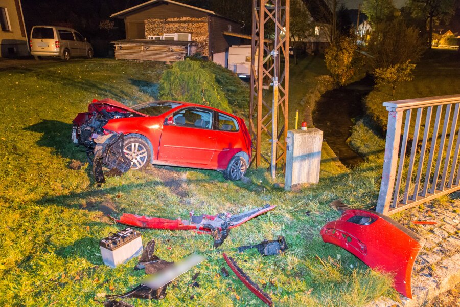 VW-Fahrer bei Unfall schwer verletzt - 