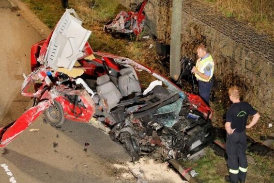 VW-Fahrer nach Unfall auf dem Südring gestorben - Der 56-Jährige war mit seinem VW Caddy vom Südring abgekommen und gegen eine Brücke geprallt.