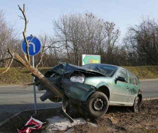VW-Fahrer verliert Kontrolle und prallt gegen Baum - 