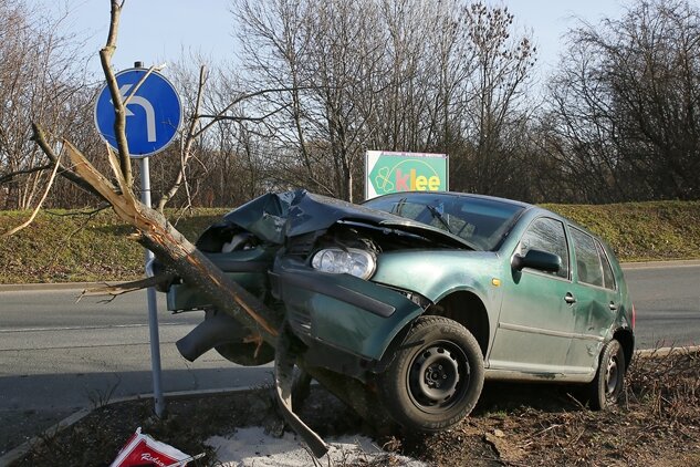 VW-Fahrer verliert Kontrolle und prallt gegen Baum - 