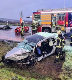 VW-Fahrer wird aus Auto befreit - Zu einem schweren Unfall kam es am Donnerstagnachmittag.