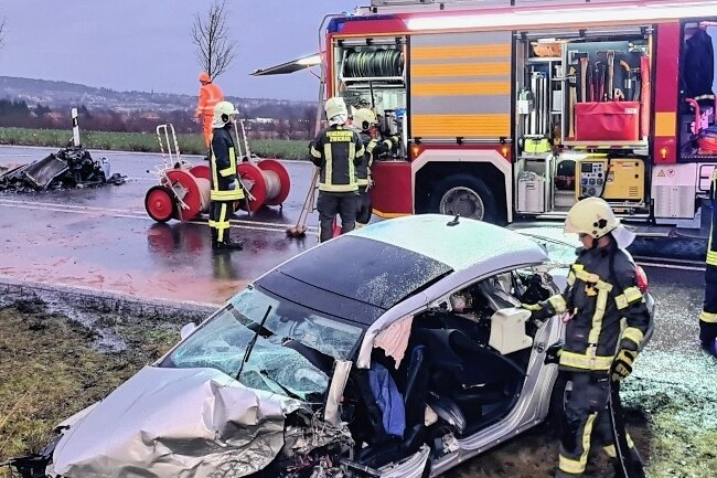 VW-Fahrer wird aus Auto befreit - Zu einem schweren Unfall kam es am Donnerstagnachmittag.