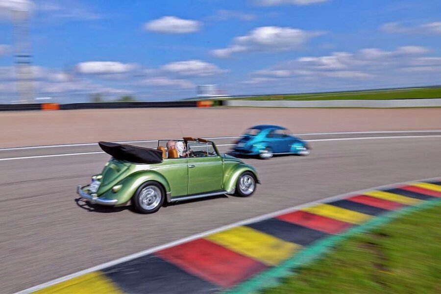 VW-Fans unter sich: Der Sachsenring erlebt eine Käferinvasion - Erstmalig dabei: Udo Witzke und Brigitta Niedner drehen am Sachsenring ihre Runden im grünen Cabrio, das 130 statt der werksüblichen 34 PS unter der Haube hat. 