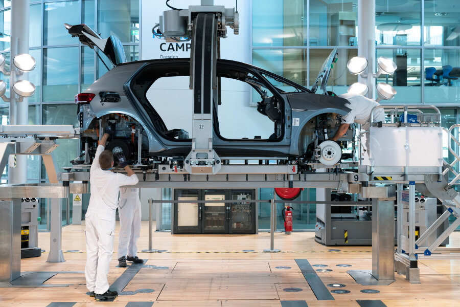 Mitarbeiter von Volkswagen montieren im Rahmen eines Presserundgangs in der Gläsernen Manufaktur von Volkswagen bei der sogenannten Hochzeit die Karosserie und den Antriebsstrang eines VW ID.3.