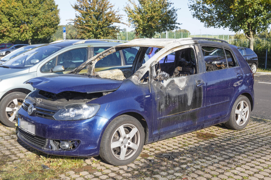 VW in Zwönitz abgebrannt - 