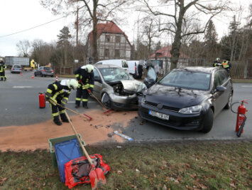 VW kollidiert mit Ford: Eine Autofahrerin leicht verletzt - Bei einem Unfall zwichen zwei Pkw in Meerane ist am Dienstagvormittag eine Autofahrerin leicht verletzt worden.