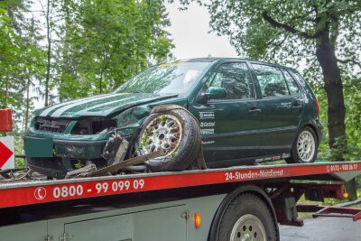 VW landet auf B180 im Graben - Der VW musste nach dem Unfall abgeschleppt werden.