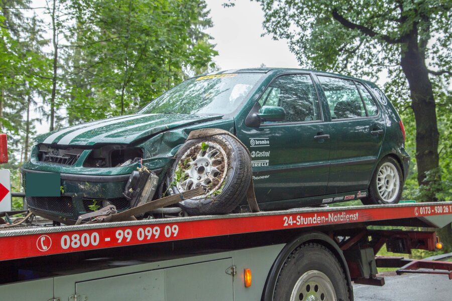 VW landet auf B180 im Graben - Der VW musste nach dem Unfall abgeschleppt werden.
