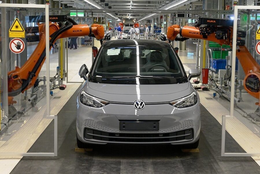 VW-Mitarbeiter testen ID.3 vor Auslieferung - Der ID.3 wird im Zwickauer VW-Werk produziert.