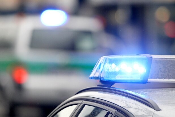 VW prallt auf Lkw: Zwei Verletzte - Zwei Verletzte und ein hoher Sachschaden: Das ist die Bilanz eines Verkehrsunfalls vom Freitagmorgen im Zwickauer Ortsteil Schlunzig.