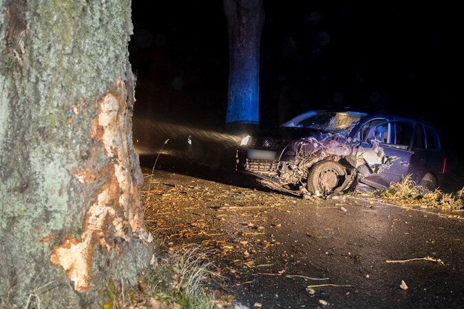 VW prallt bei Sehma gegen Baum: Mutter und drei Kinder verletzt - 