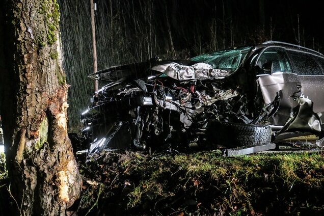 VW prallt gegen Baum - Fahrer schwer verletzt - Der beschädigte VW.