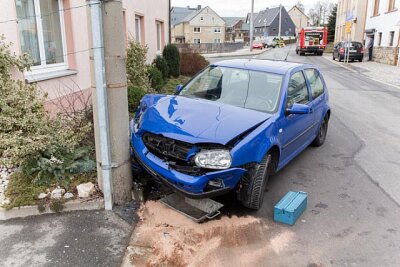 VW prallt gegen Betonmast - Fahrer verletzt - 