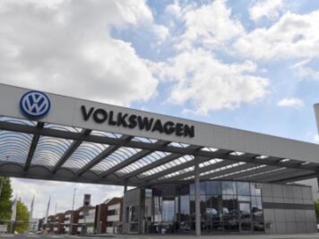 VW-Standort Zwickau baut bald nur noch Elektroautos - Blick auf den Haupteingang zum Volkswagenwerk in Zwickau.