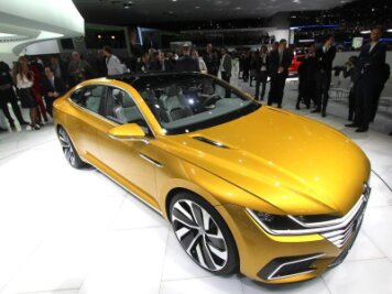 VW-Studie stimmt auf neues CC-Coupé ein - Das Sport Coupé Concept GTE fußt wie Golf und Passat auf dem Modularen Querbaukasten (MQB), streckt sich aber deutlich mehr in die Länge.