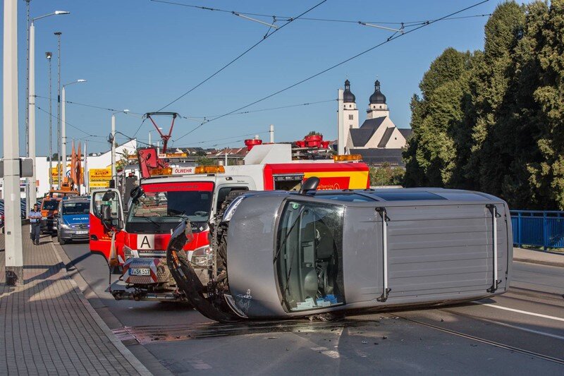 VW-Transport kippt um - 20.000 Euro Schaden - Der beschädigt VW und die Ölwehr am Unfallort.