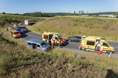 VW-Transporter kommt von Straße in Flöha ab - Drei Verletzte - 