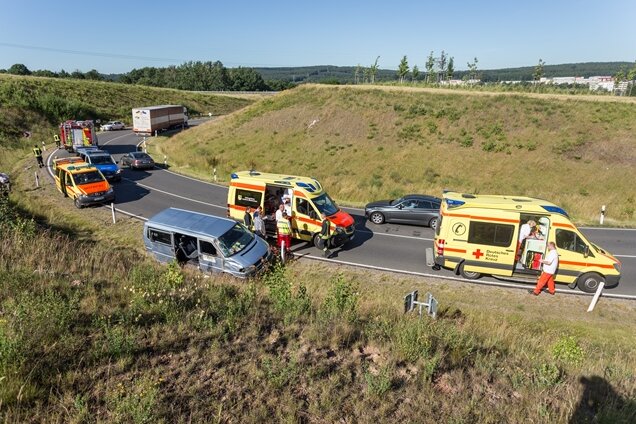 VW-Transporter kommt von Straße in Flöha ab - Drei Verletzte - 