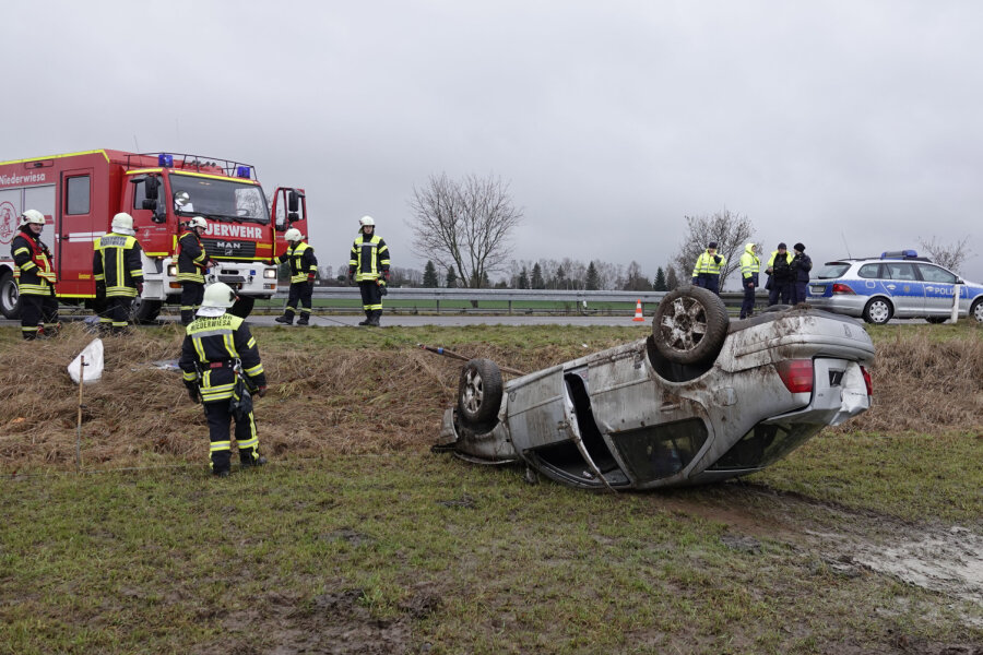 VW überschlägt sich bei Niederwiesa - Fahrer muss ins Krankenhaus - 