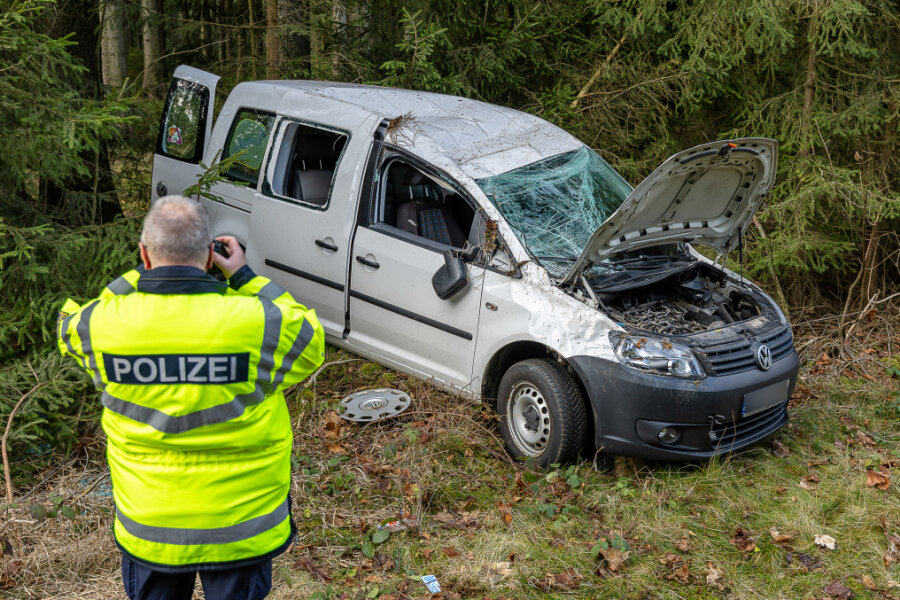 VW überschlägt sich bei Unfall in Neustadt - Dienstagmittag hat sich im Neustädter Ortsteil Neudorf ein VW Caddy überschlagen. 