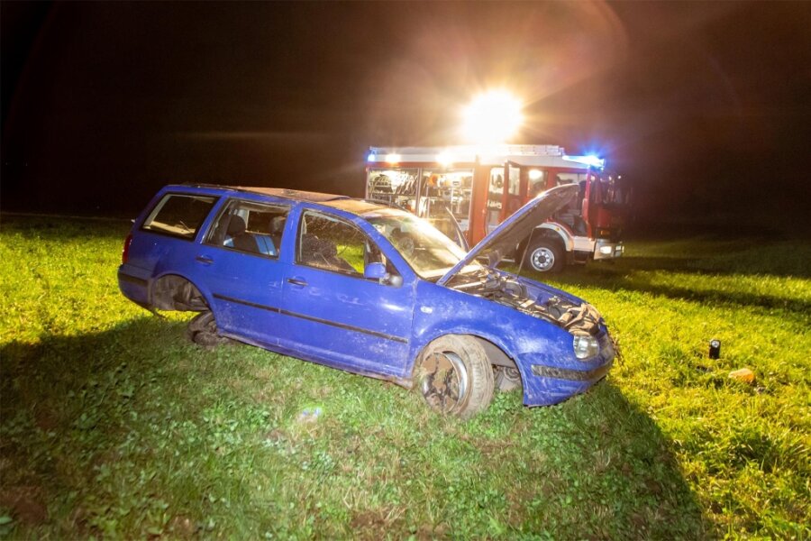 VW überschlägt sich in Mildenau: Fahrer verletzt - Laut Polizei gab es bei dem Unfall eine verletzte Person.